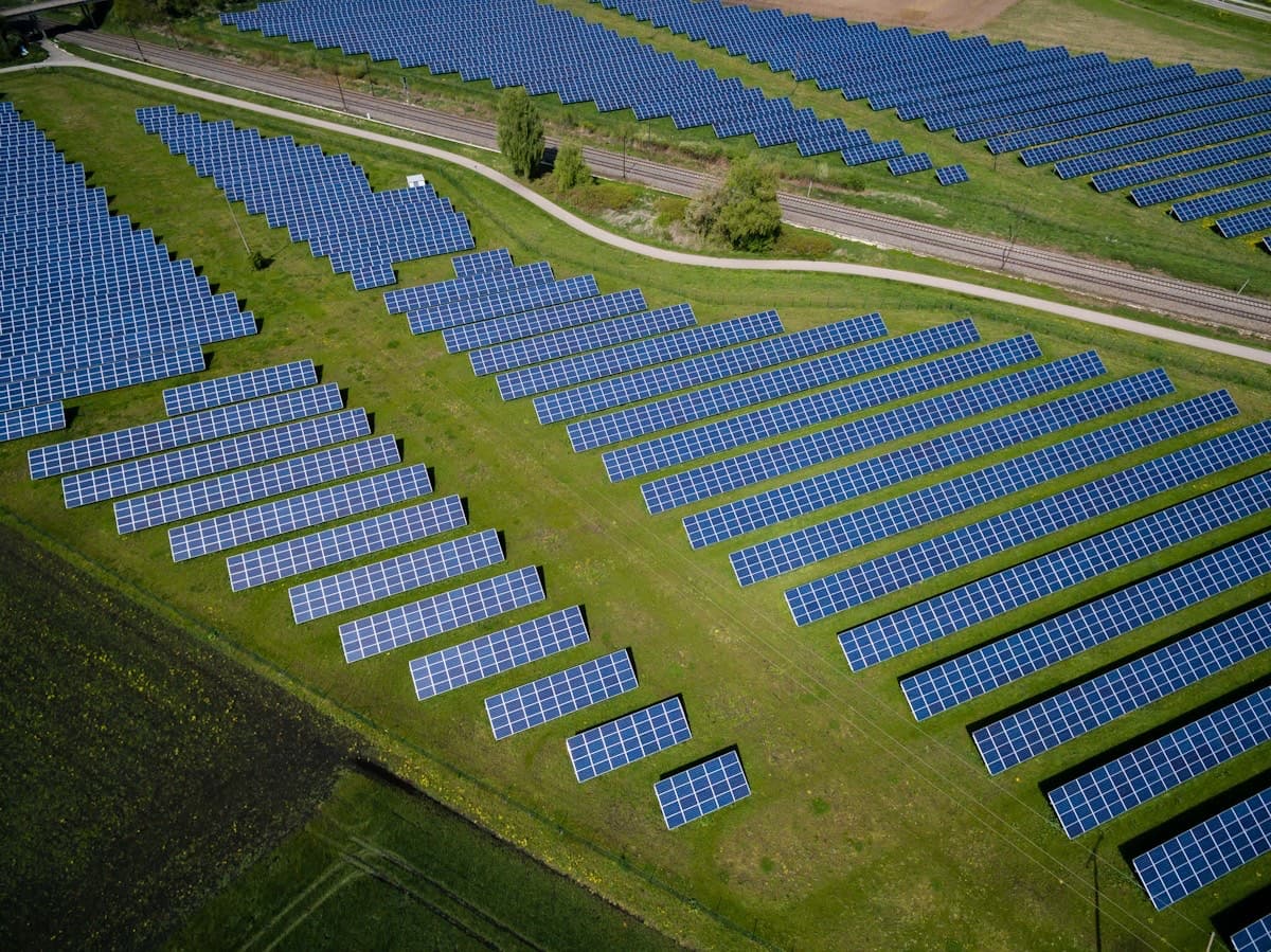 Letecký pohled na fotovoltaický park
